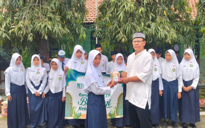 MTsN 3 Mojokerto Bagikan 625 Paket Sembako dalam Program “Ramadhan Berbagi”