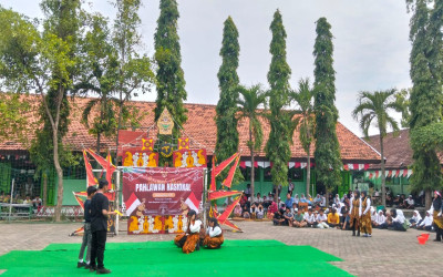 MTsN 3 Mojokerto Peringati Hari Pahlawan dengan Upacara dan Lomba Drama Kolosal