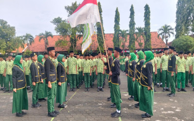 Kepala MTsN 3 Mojokerto Kukuhkan Pengurus OSIM Masa Bakti 2025–2026