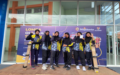 Tim MTsN 3 Mojokerto Raih Juara 1 Lomba Terompah Sandal Panjang Piala Bupati