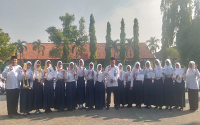 Kepala MTsN 3 Mojokerto Sampaikan Tropi Kejuaraan Agustus–September 2025 di Hadapan Seluruh Siswa
