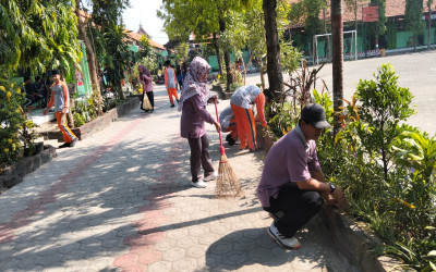 MTsN 3 Mojokerto Gelar Jum’at Bersih Dukung World Cleanup Day Indonesia 2025