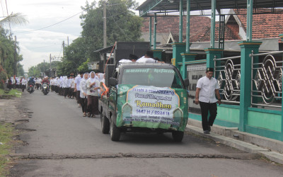 Seluruh Siswa dan GTK MTsN 3 Mojokerto Gelar Pawai Sambut Ramadhan 1447 H