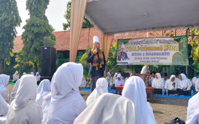 MTsN 3 Mojokerto Hadirkan Kyai Sundul Langit dalam Peringatan Isra Mikraj Nabi Muhammad SAW