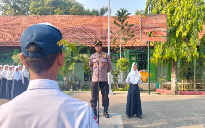 MTsN 3 Mojokerto Gelar Upacara Bendera dengan Pembina dari Polsek Bangsal